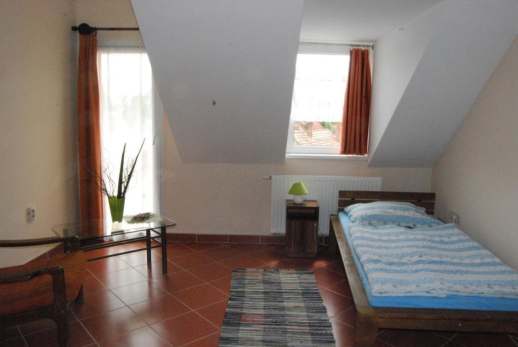 Karavan Panzio Hotel Kecskemet Room photo