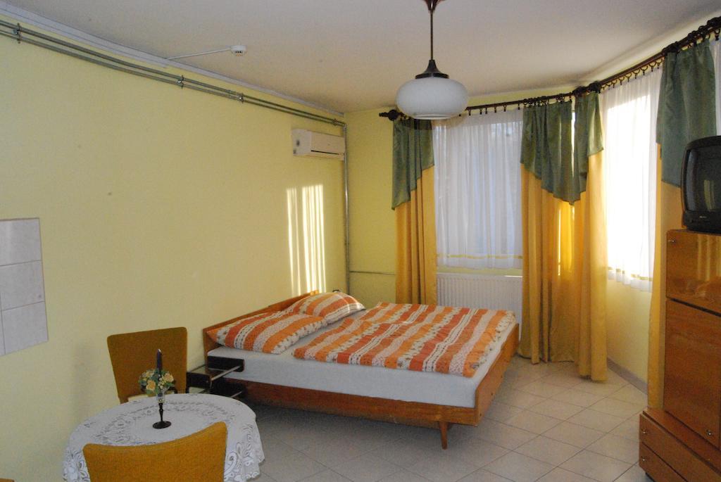 Karavan Panzio Hotel Kecskemet Room photo